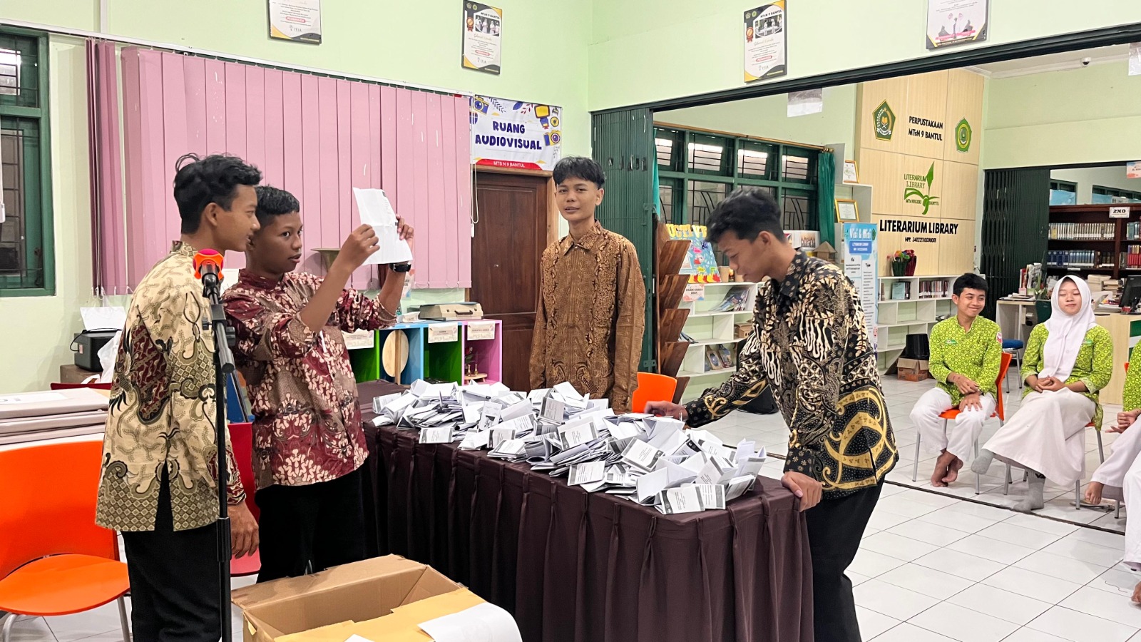 Menuju Pemimpin Baru! Penghitungan Suara Pemilos MTsN 9 Bantul Berlangsung Seru